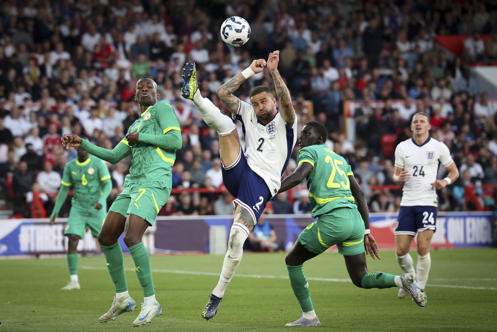 顶尖足球对手在场上激烈角逐