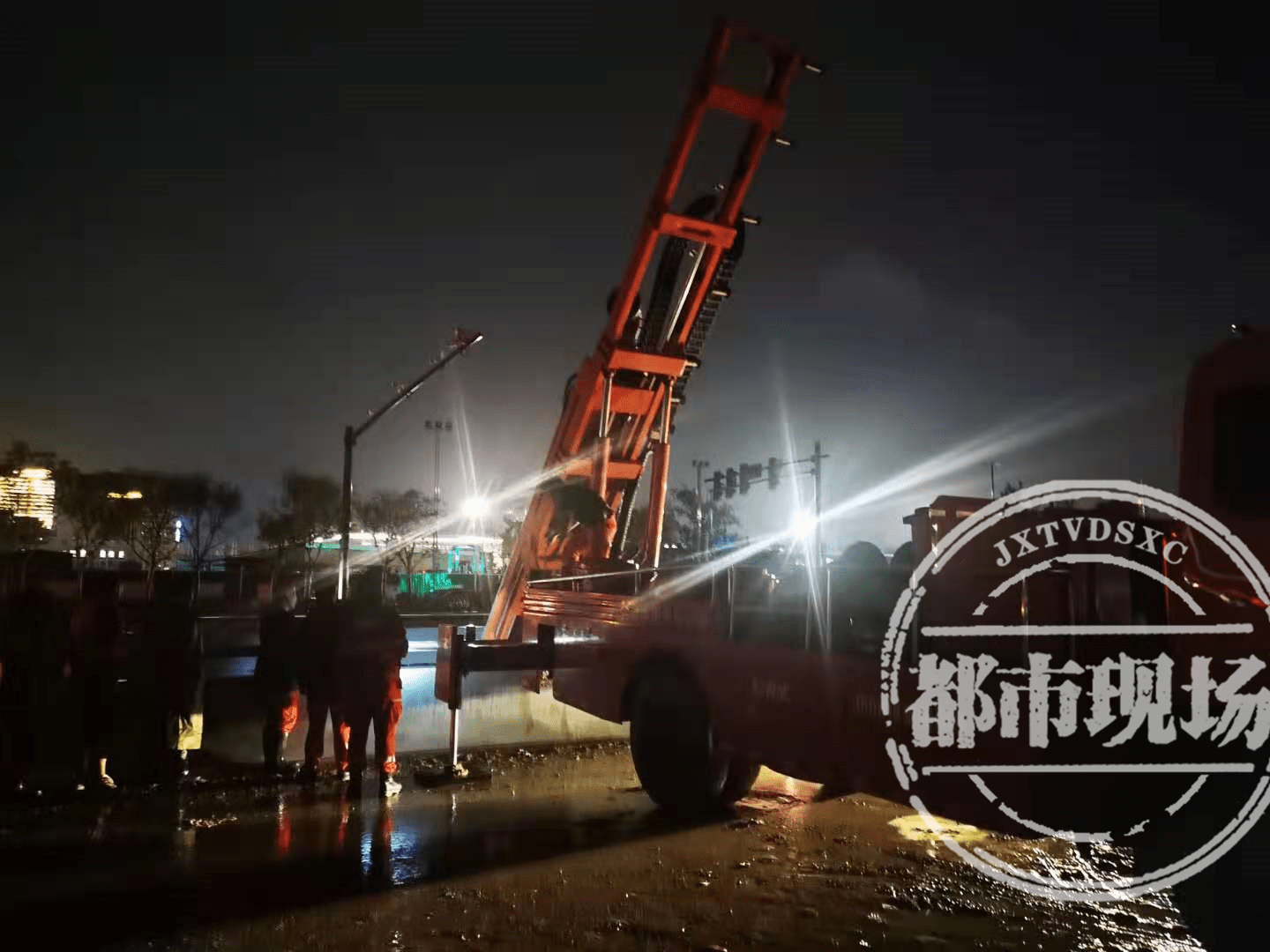 防守破绽频现，队员需紧急调整